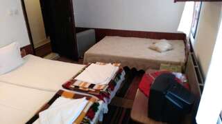 Гостевой дом Hotel Pette Oreha Боженците Двухместный номер с двуспальной кроватью и дополнительной кроватью-3