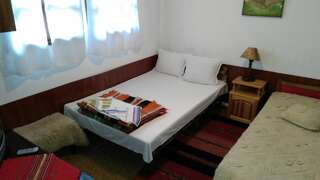 Гостевой дом Hotel Pette Oreha Боженците Двухместный номер с двуспальной кроватью и дополнительной кроватью-5