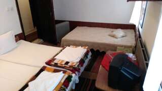 Гостевой дом Hotel Pette Oreha Боженците Двухместный номер с двуспальной кроватью и дополнительной кроватью-7